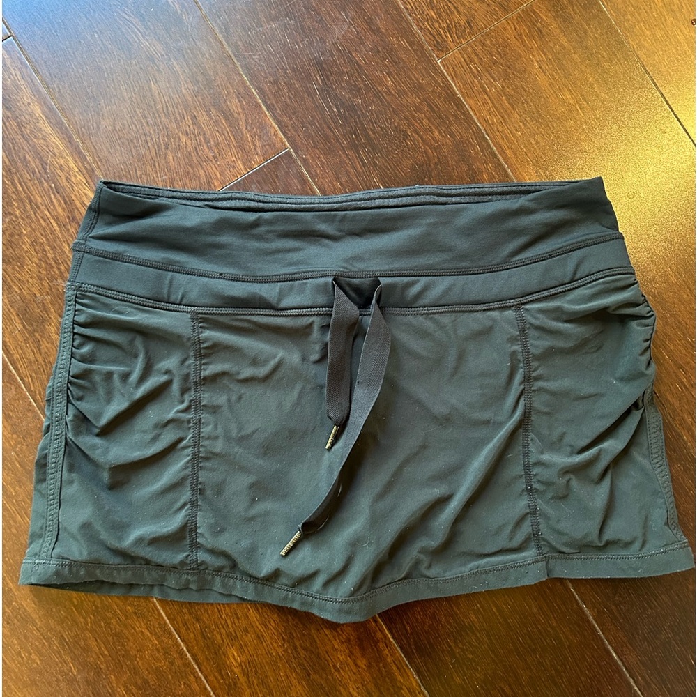 Lululemon adorable skirt with undershorts. Size 6.